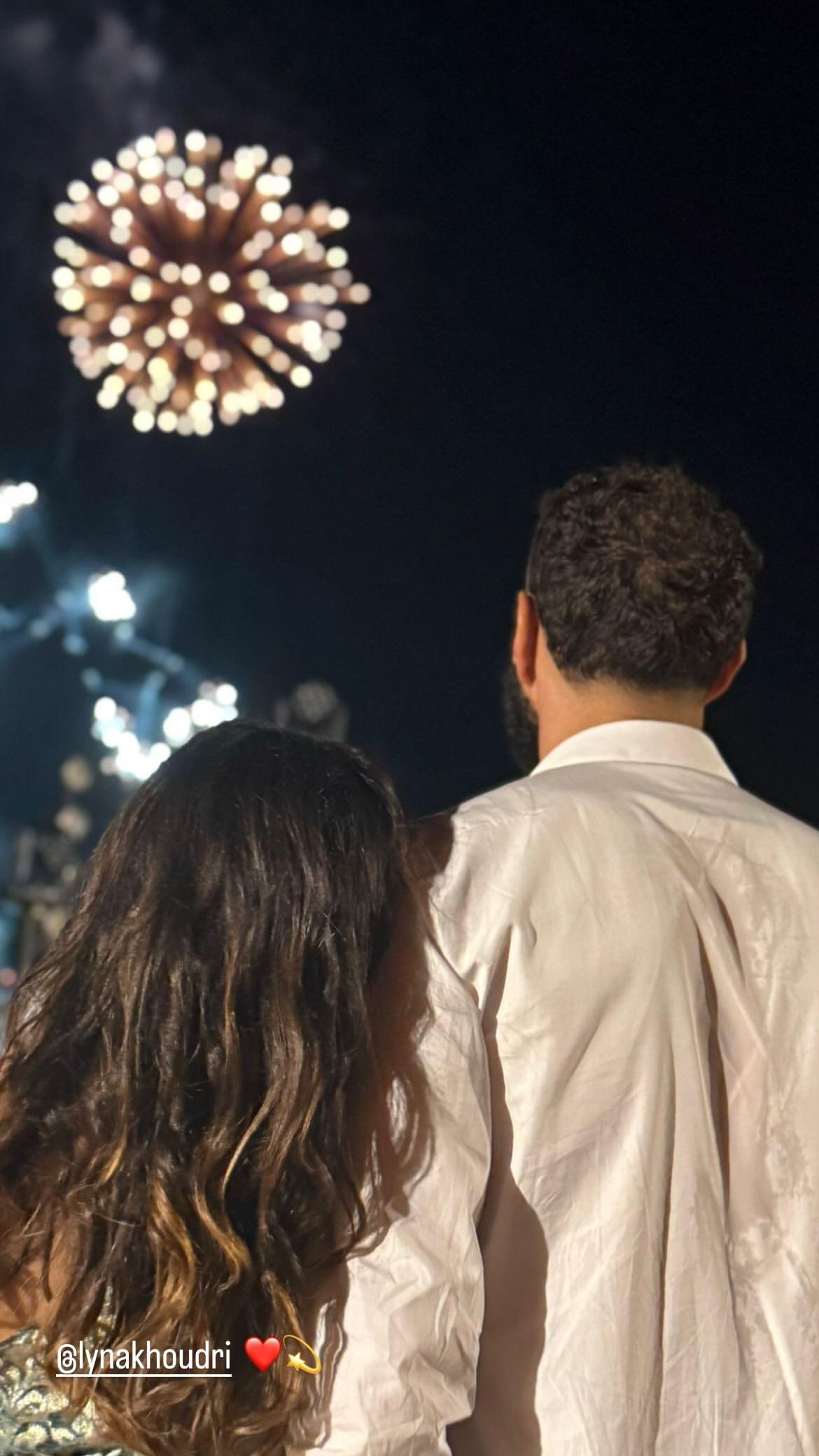 九游-双冠在手佳人在侧，37岁本泽马与影星女友浪漫观赏烟花