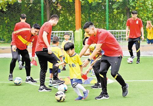 九游方网-小学校园来了国家队