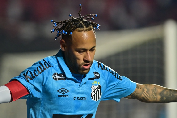 九游-因伤缺席巴西队，内马尔享受周末与好友打板式网球